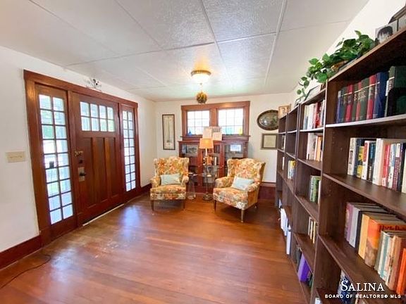 4th image of 618 W Elm St