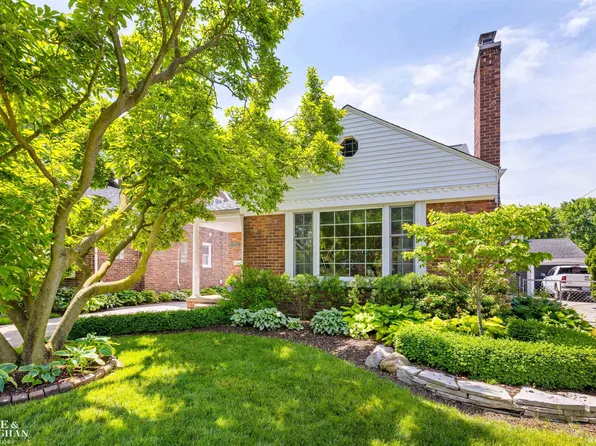 1729 Huntington Blvd, Grosse Pointe Woods, MI 48236