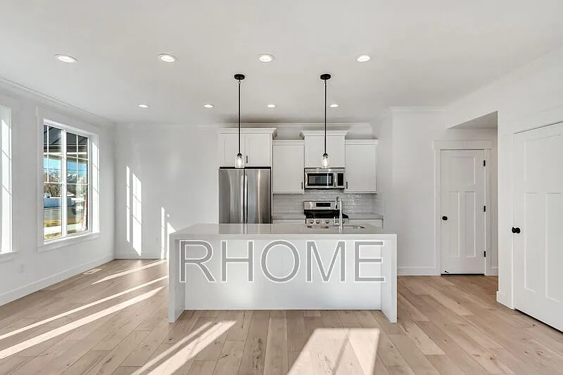 3 bed, 2.5 bath, 2305 sqft, $2,749 — Photo 2