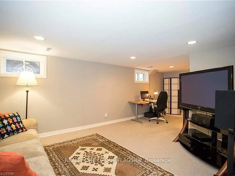 1001 Maitland St — Photo 24