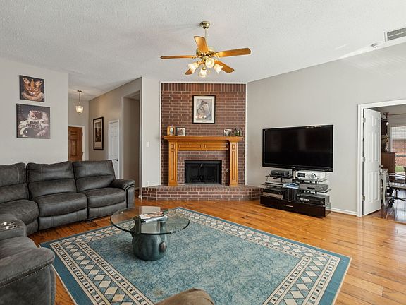 3rd image of 320 Banbury Dr