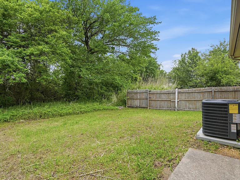 106 N Shaw St — Photo 7