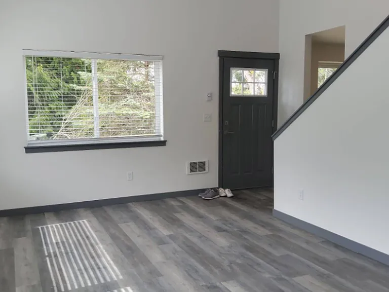 1611 Lakeway Dr — Photo 8