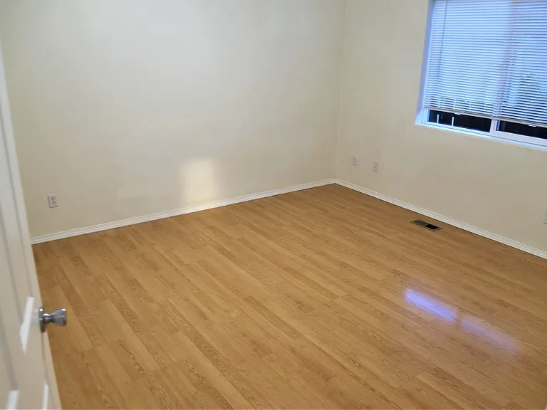 137 SW Wake Robin Ave — Photo 10