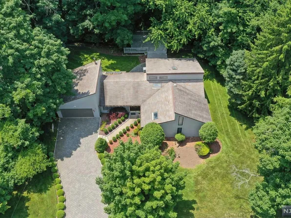181 Alpine Dr, Closter, NJ 07624