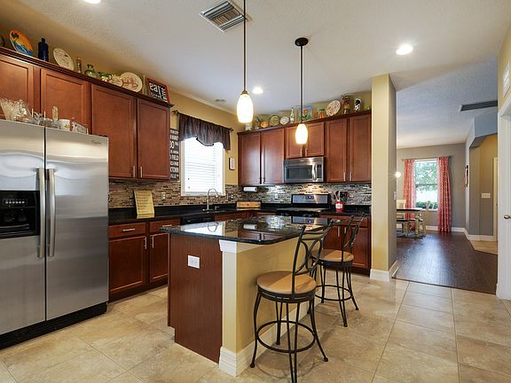 Center Island w/Bar Seating