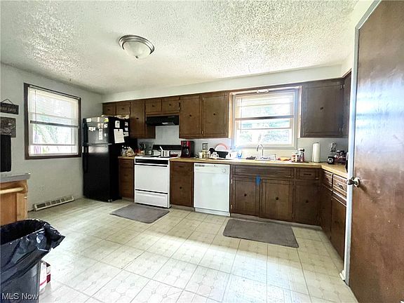 3rd image of 610 & 612 Taff Cir