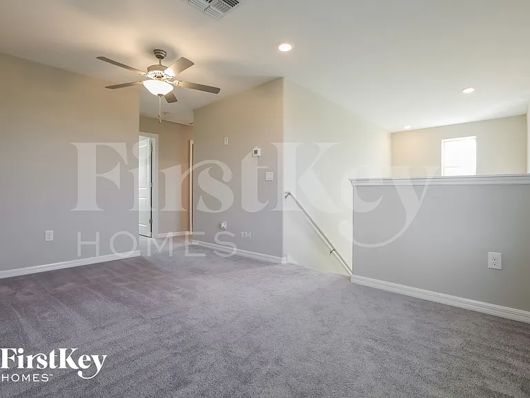 1045 7th Ave NW — Photo 3