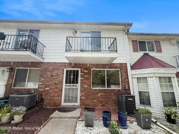 578 Golf View Ct, Staten Island, NY 10314