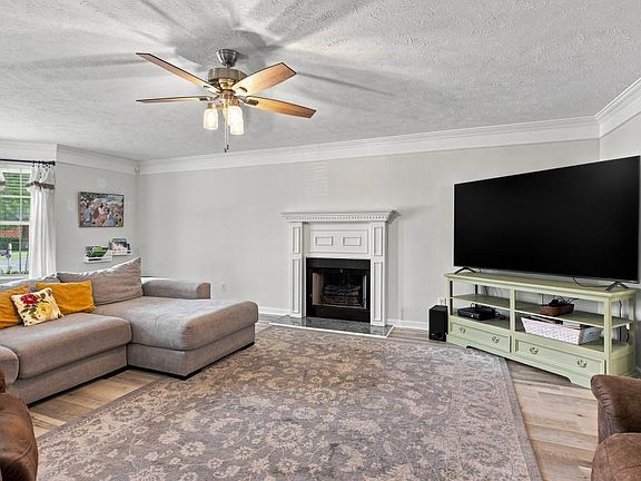 4th image of 2133 Eastview Dr