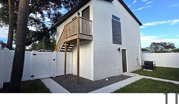 5th image of 926 12th Ave N