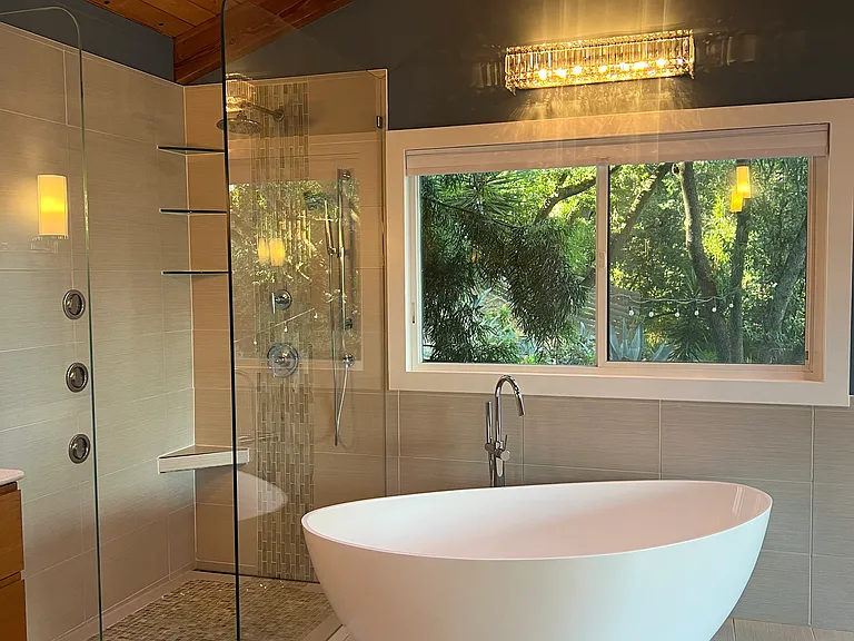 Primary bathroom - Shower/tub view