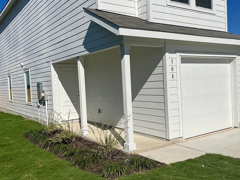 640 Commander Abbott Dr — Photo 3