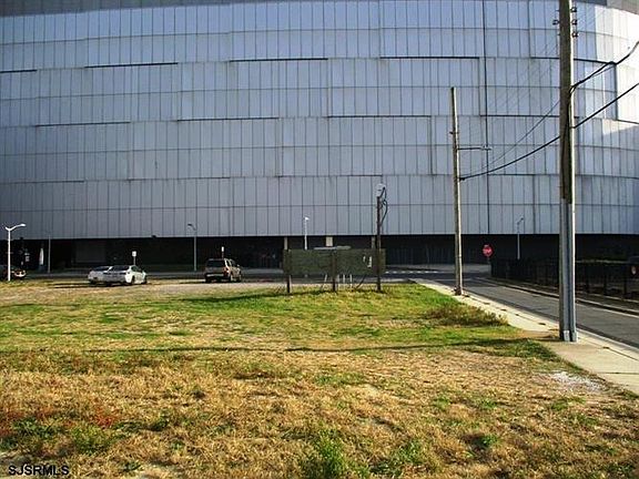 3rd image of 125 S Congress Ave