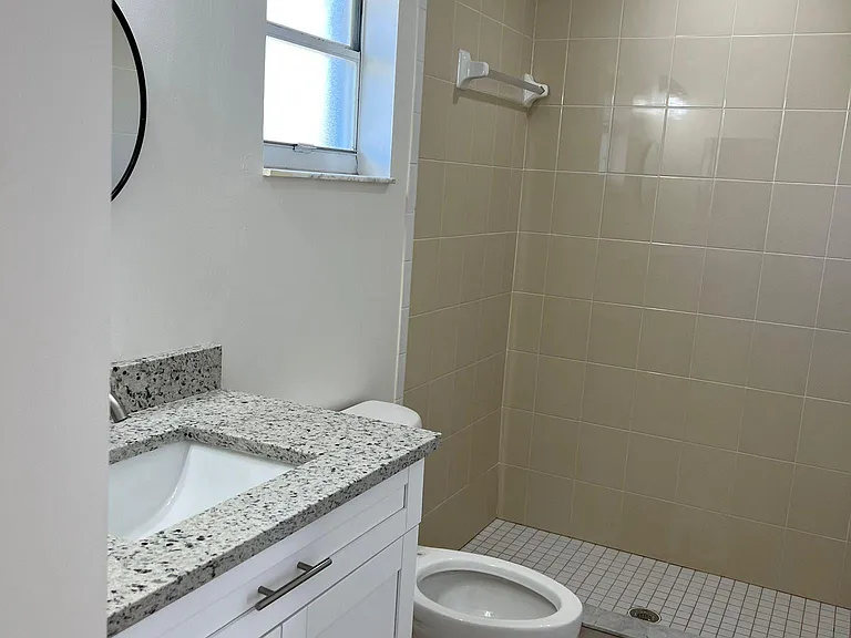 1002 SE 9th Ct — Photo 6