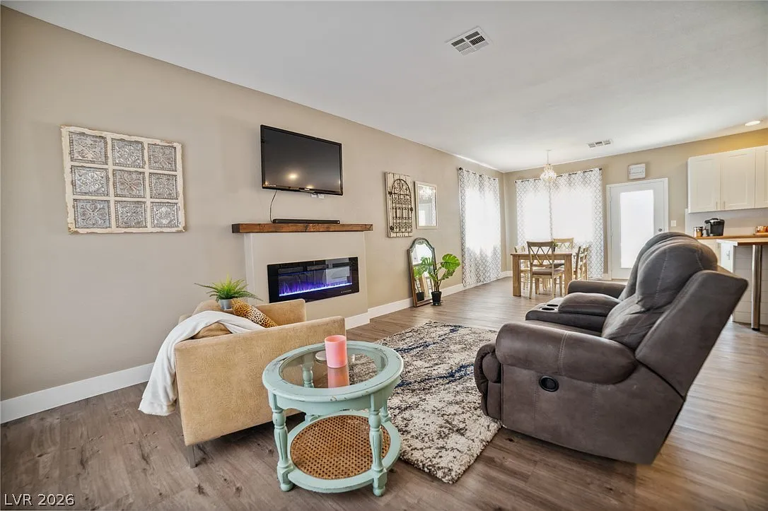 4 bed, 2.5 bath, 2127 sqft, $2,450 — Photo 2