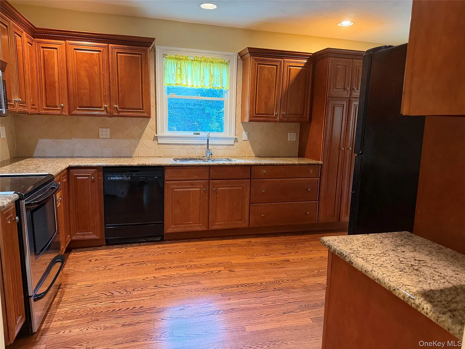 4 bed, 3.0 bath, 2296 sqft, $8,500 — Photo 4