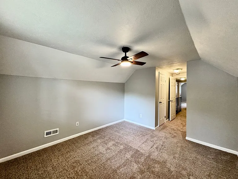 1423 Goldfinch Ln — Photo 35