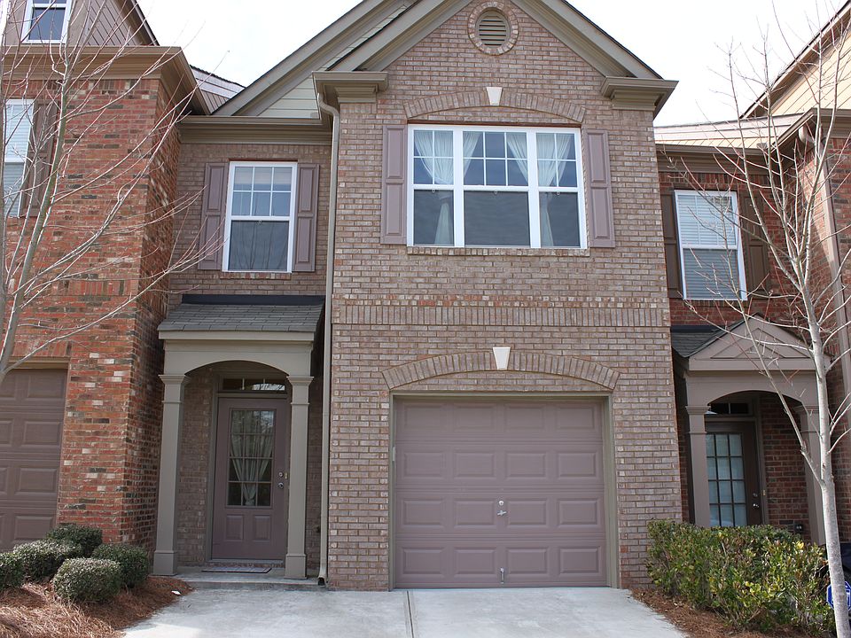 Brick house w/ 1 car garage and 2 additional driveway parkin