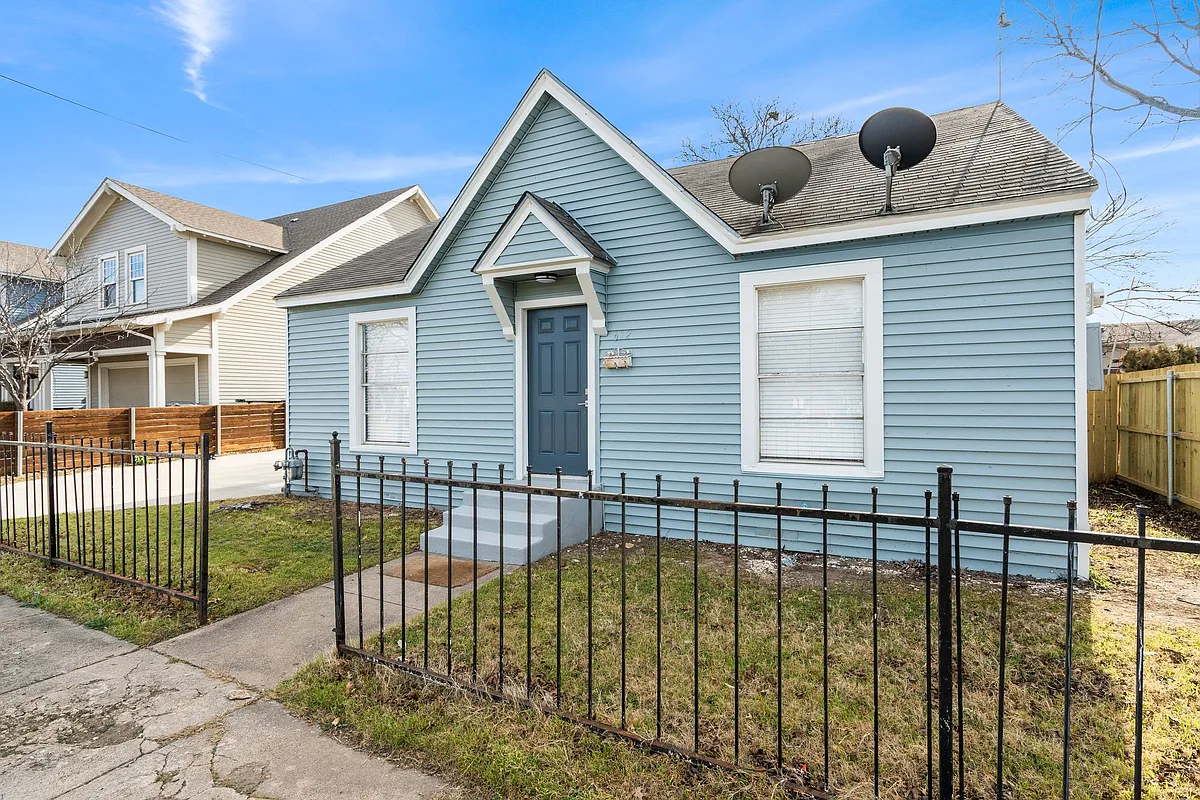 Building Photo - 612 W 5th St