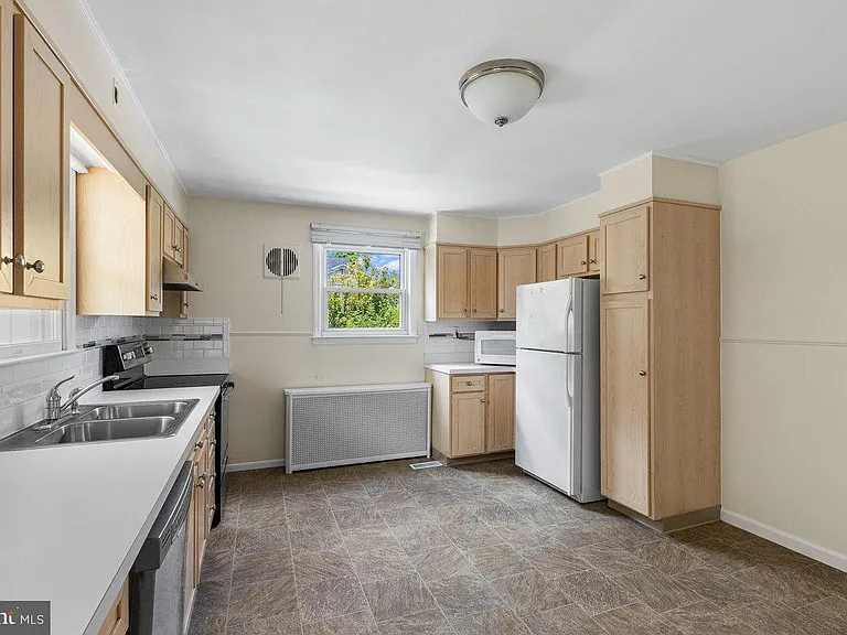 182 Linden Ln — Photo 8