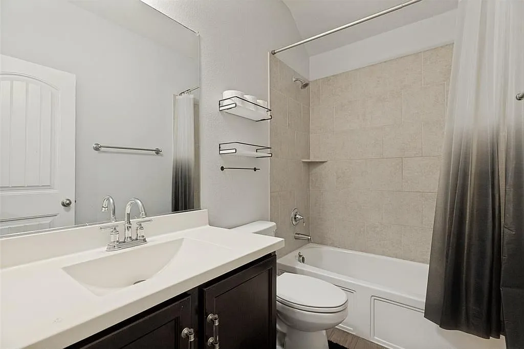 4 bed, 3.5 bath, 2702 sqft, $2,700 — Photo 2