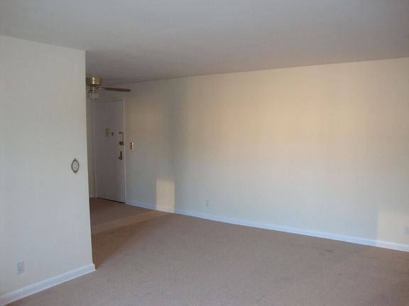 4th image of 2 Sadore Ln