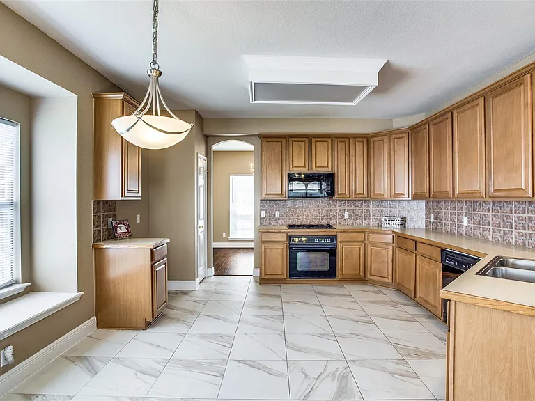 1402 Sunshine Dr — Photo 17