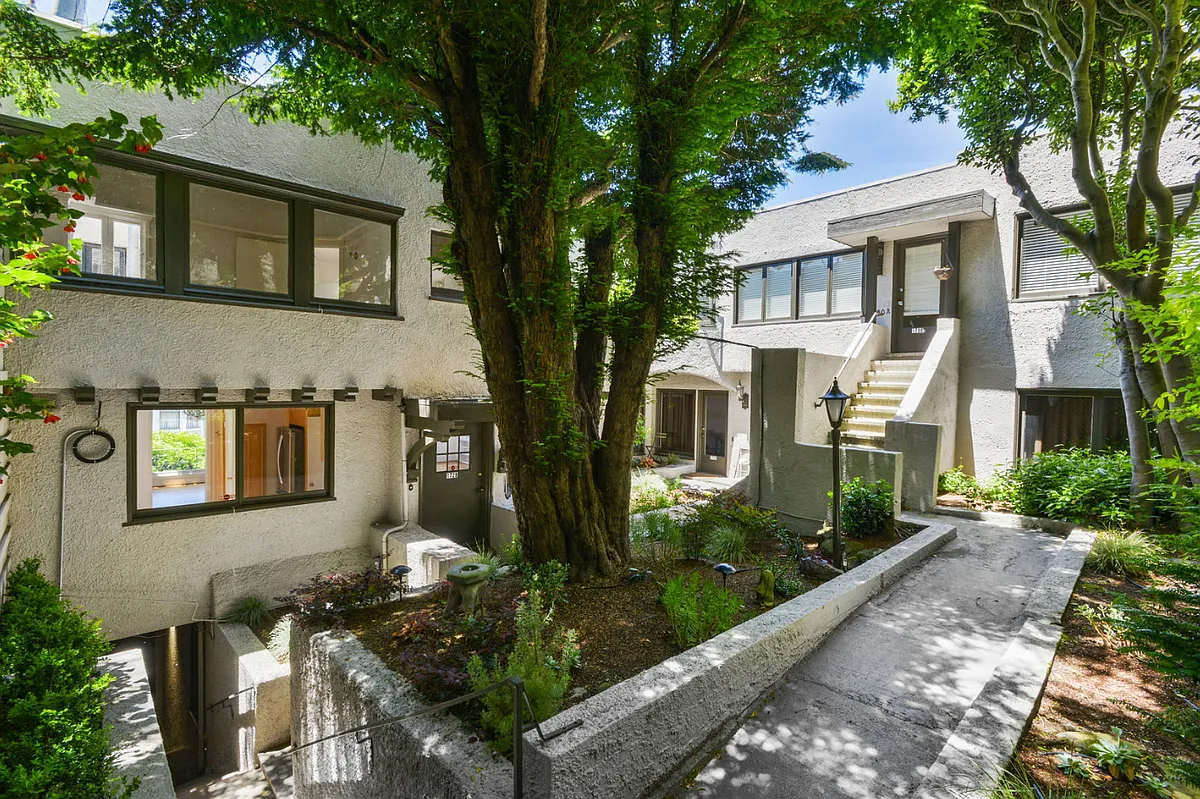 Parklike setting in inner courtyard - 1728-1730 Jones St #A