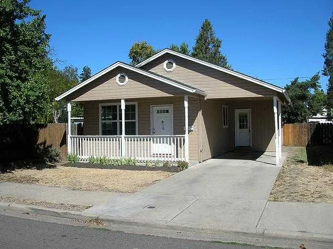 840 W 12th St photo 1