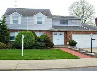 1534 Lincoln Ave, New Hyde Park, NY 11040