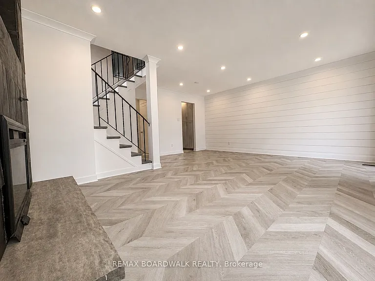 4396 Whittaker Cres — Photo 15
