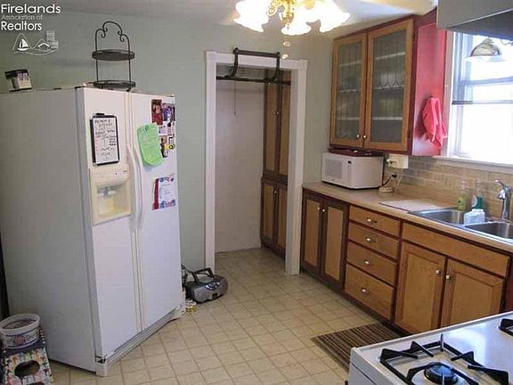 3rd image of 1004 Court St