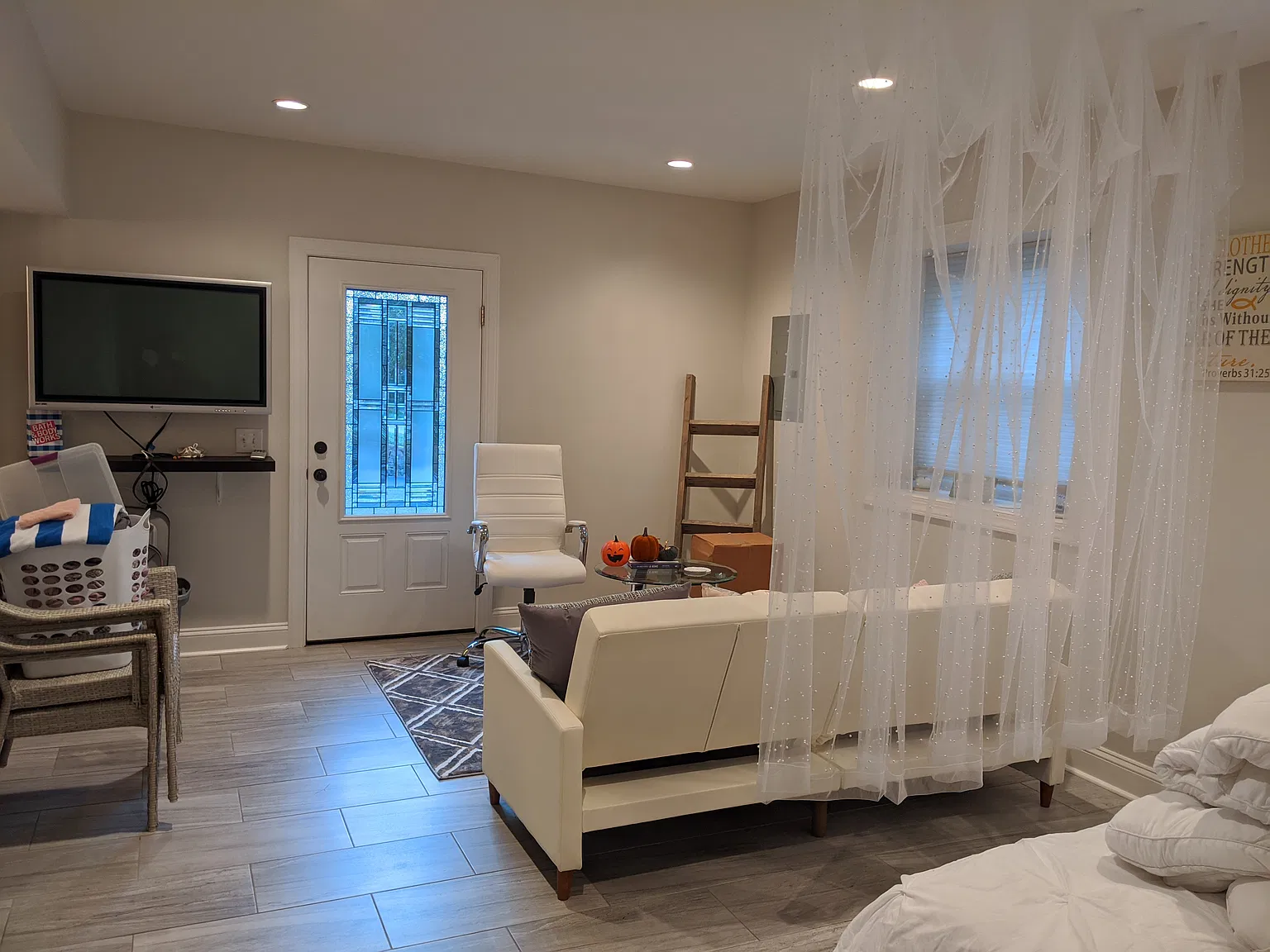 Studio, 700 sqft, $1,195 — Photo 2