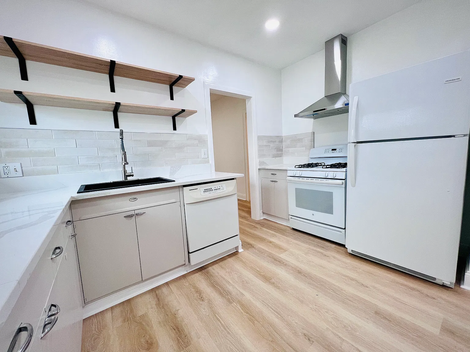 3 bed, 1500 sqft, $2,500 — Photo 2