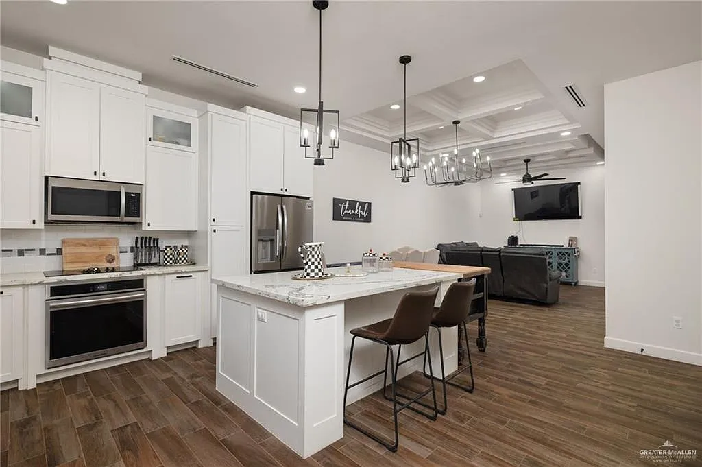 3 bed, 2.0 bath, 1318 sqft, $2,200 — Photo 3
