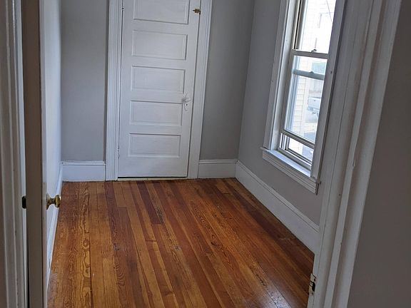 Small room with closet. Perfect for office space!