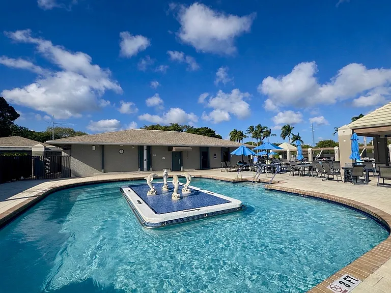 1905 Bermuda Cir #L4 — Photo 15