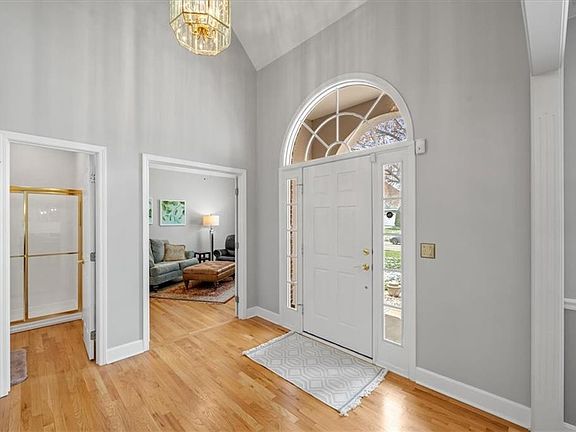 3rd image of 704 NE Ashmont Pl