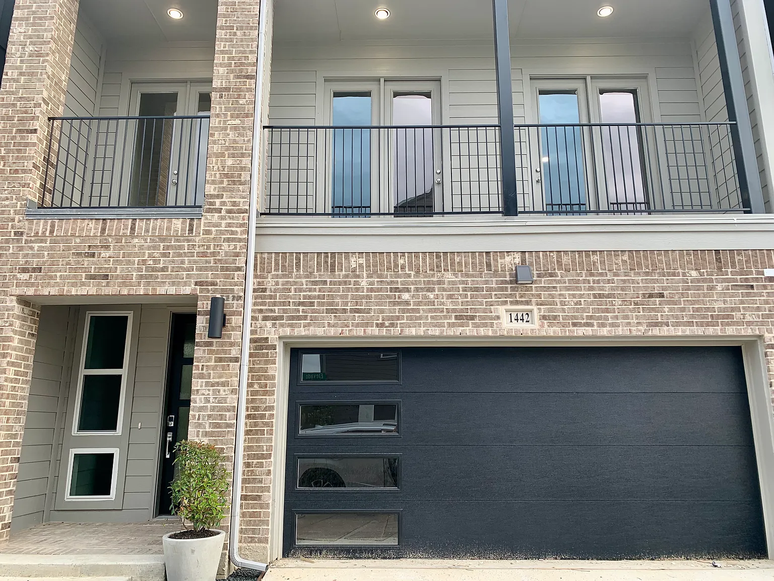 3 bed, 3.5 bath, 1951 sqft, $3,750 — Photo 2
