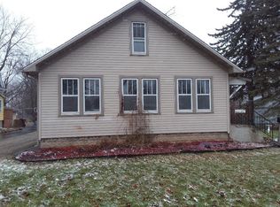 326 McHenry Ave, Woodstock, IL 60098