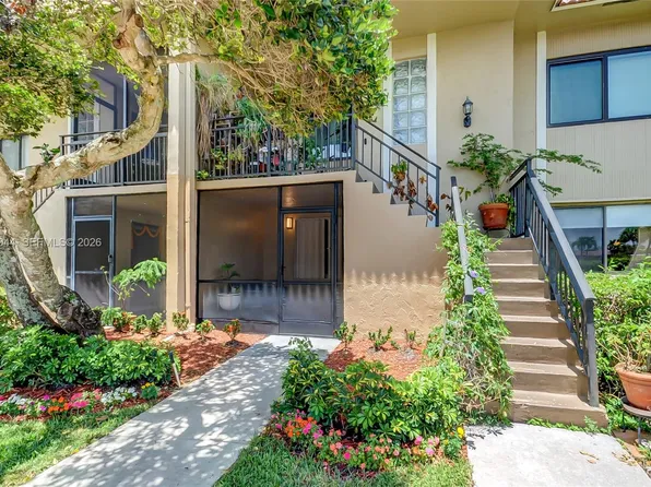 302 Lakeview Dr APT 105, Weston, FL 33326