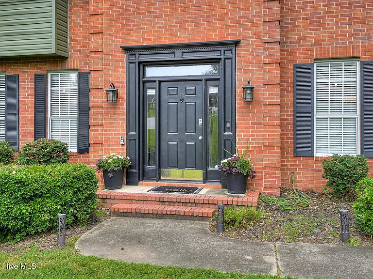 1084 Severn Dr — Photo 2