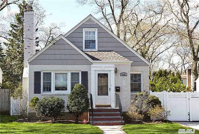 1st image of 465 Roy St
