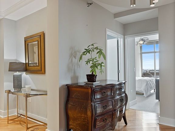 4th image of 1335 S Prairie Ave Unit 1806