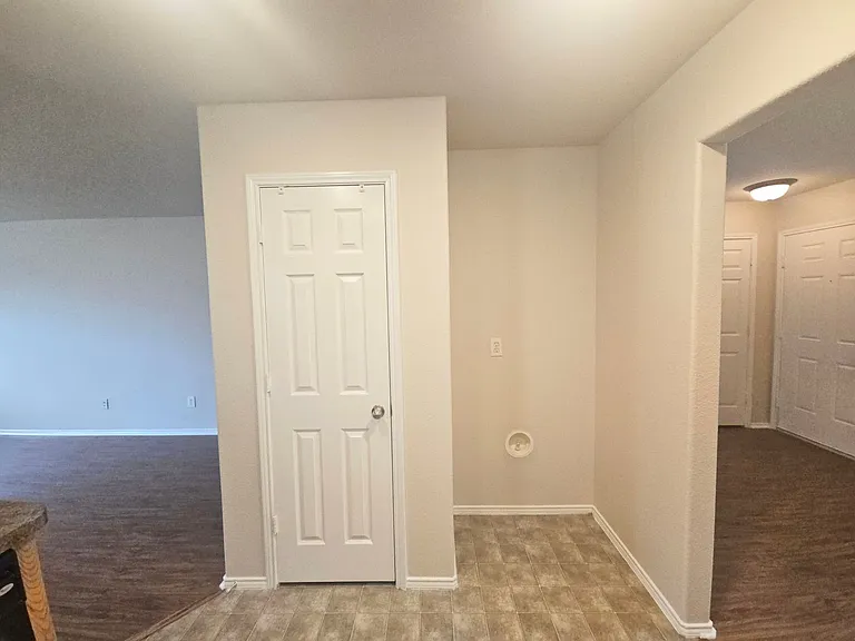 2404 Clairborne Dr — Photo 7