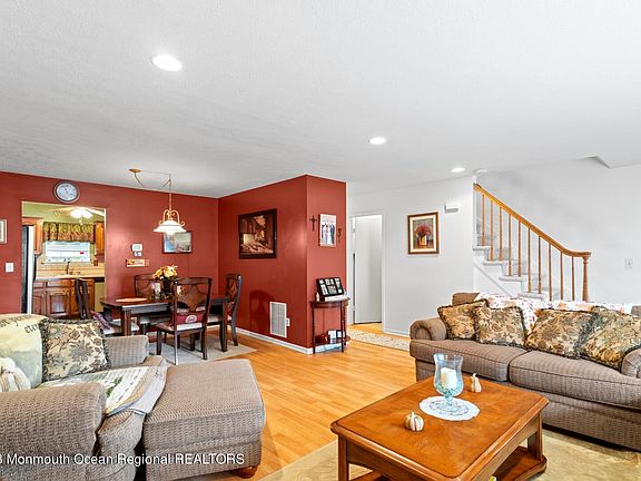 5th image of 419 Rose Court