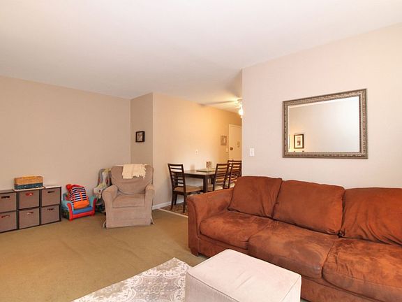 4th image of 5 Bryant Cres APT 2J