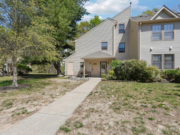 300 Larkspur Ln, Jackson, NJ 08527