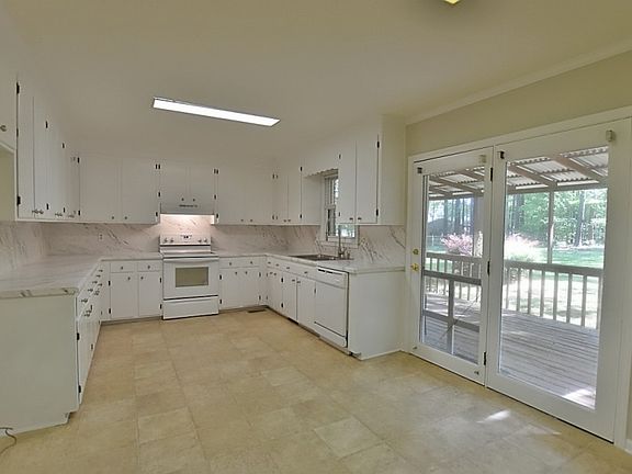 4th image of 2330 Canberra Dr